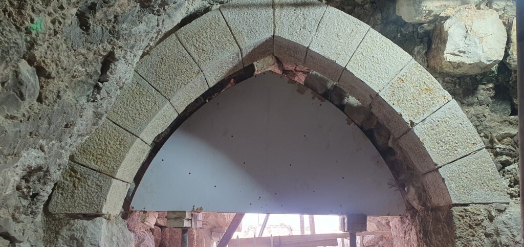 קשת אבן מחודדת בתהליך שחזור במבצר אנטיפטריס – אבני גזית מסותתות