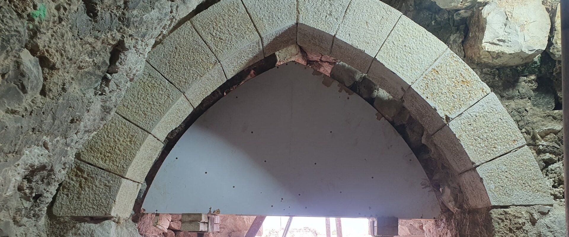 קשת אבן מחודדת בתהליך שחזור במבצר אנטיפטריס – אבני גזית מסותתות