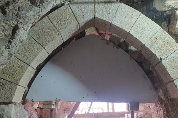 קשת אבן מחודדת בתהליך שחזור במבצר אנטיפטריס – אבני גזית מסותתות