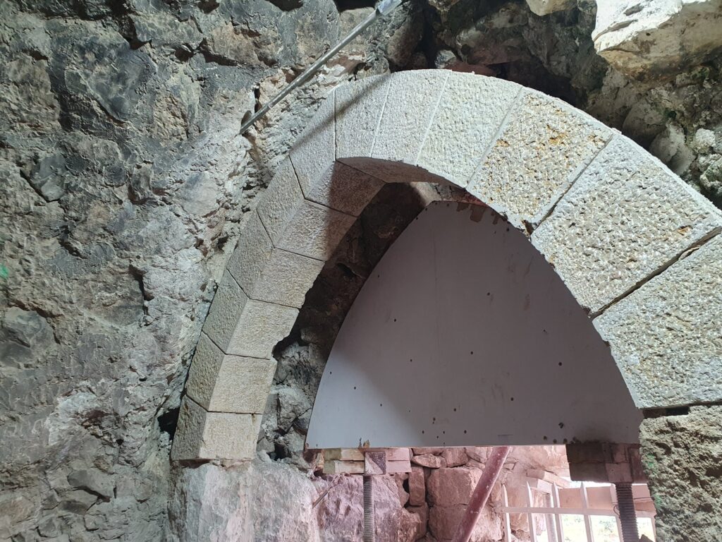 בניית טבעת הקשת מאבן מסותתת חדשה בשחזור מבצר אנטיפטריס