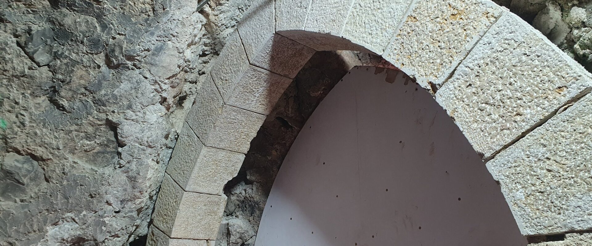בניית טבעת הקשת מאבן מסותתת חדשה בשחזור מבצר אנטיפטריס