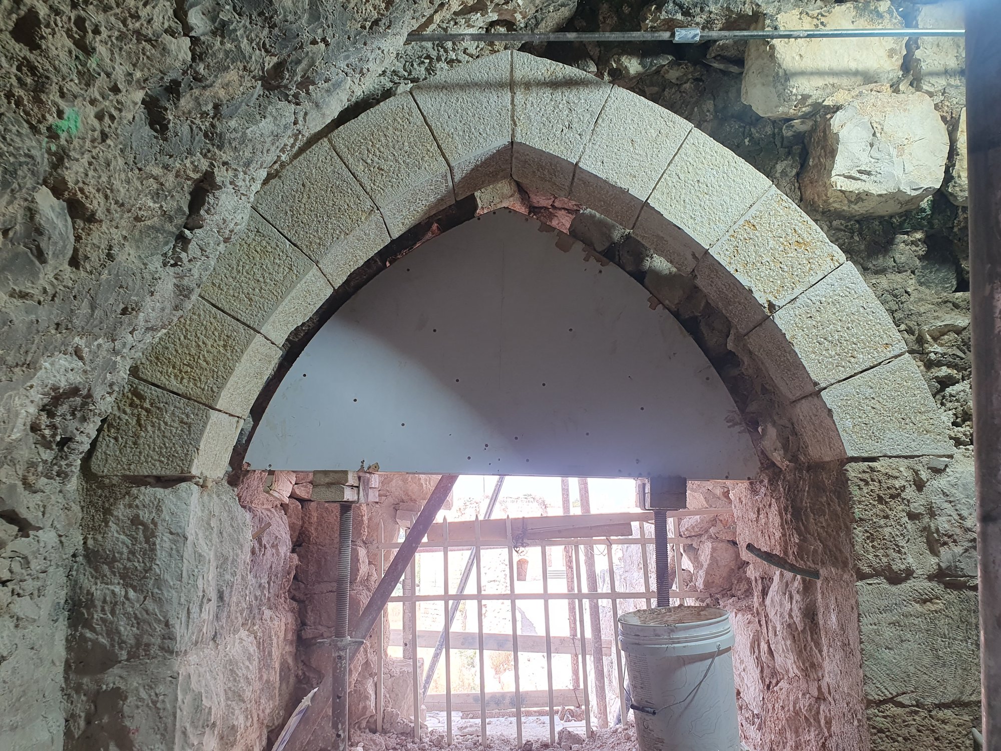 קשת אבן מסותתת חדשה משוחזרת בתוך קיר מבצר אנטיפטריס העתיק – שחזור המחזק את המבנה