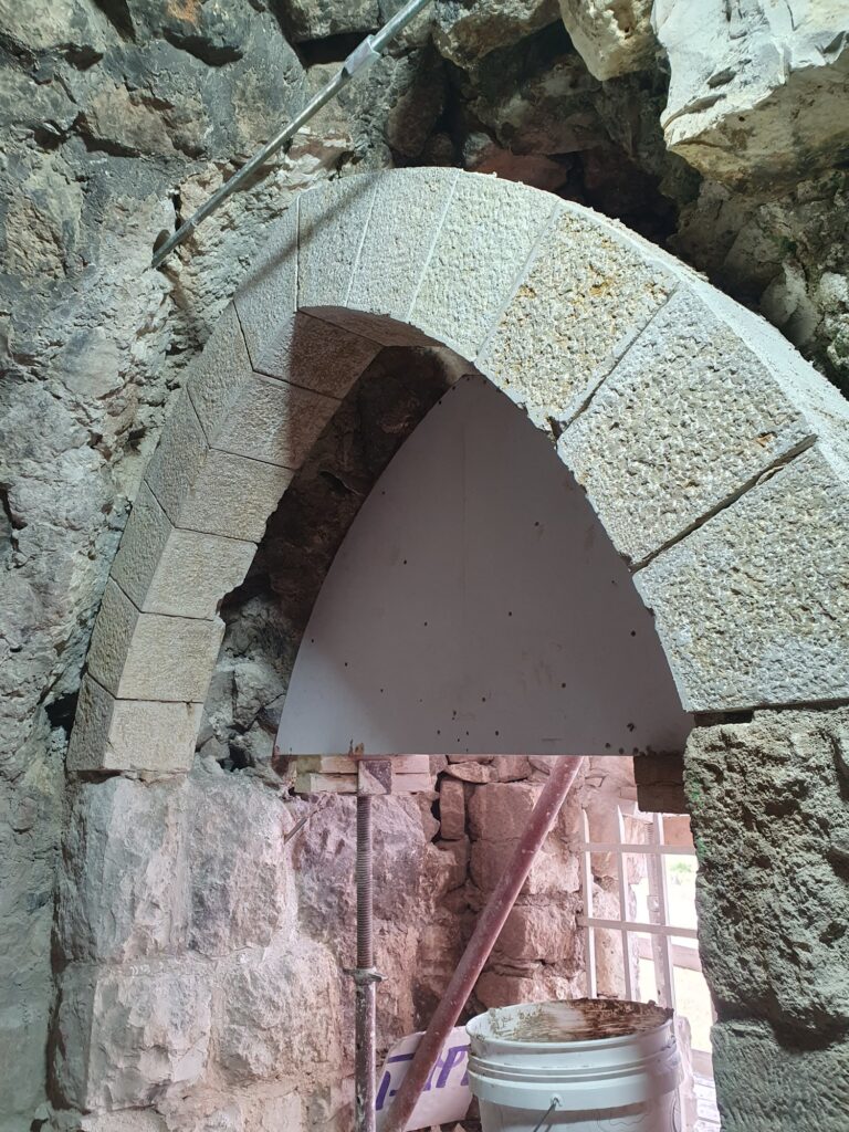 אבני קשת חדשות בתוך בנייה עתיקה, מבצר אנטיפטריס