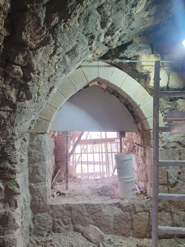 קשת אבן מחודדת מסותתת משוחזרת במבצר אנטיפטריס