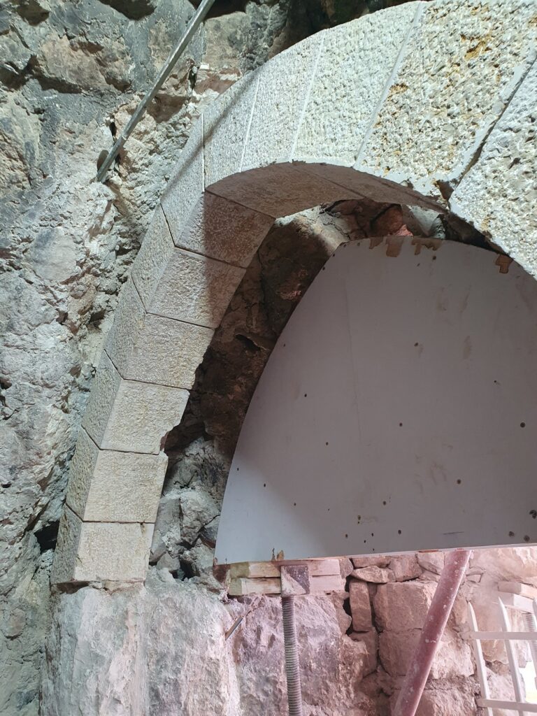 פרט אבן מסותתת בשחזור מבצר אנטיפטריס