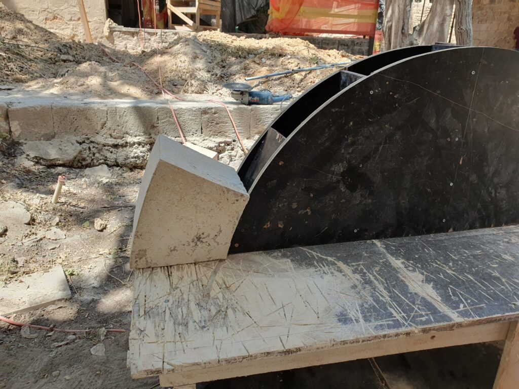תקרה קמורה משוחזרת במסדרון מקומר