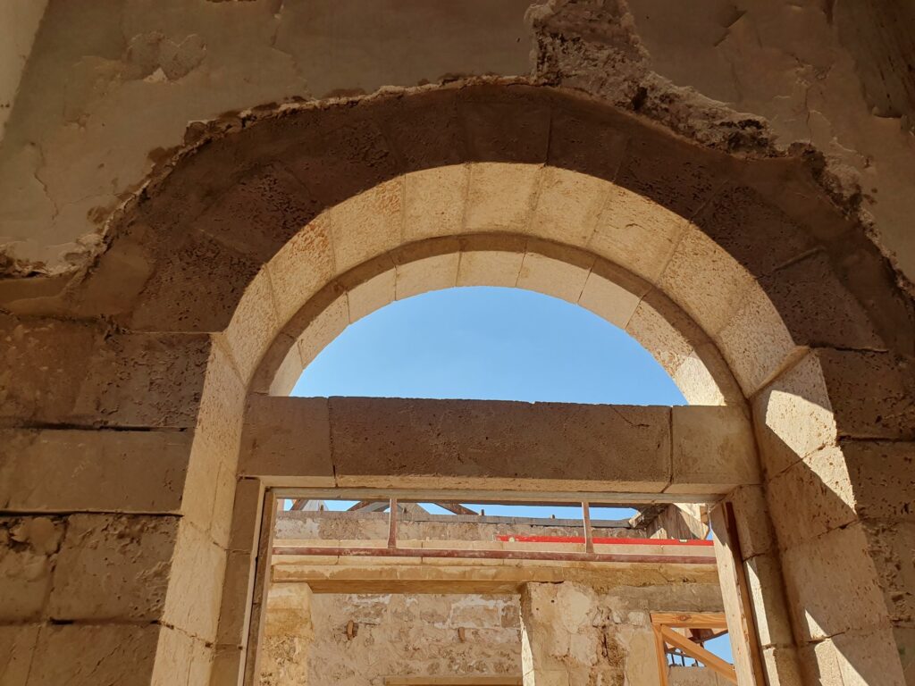 קשת חלון עם נוף שמיים דרך הפתח