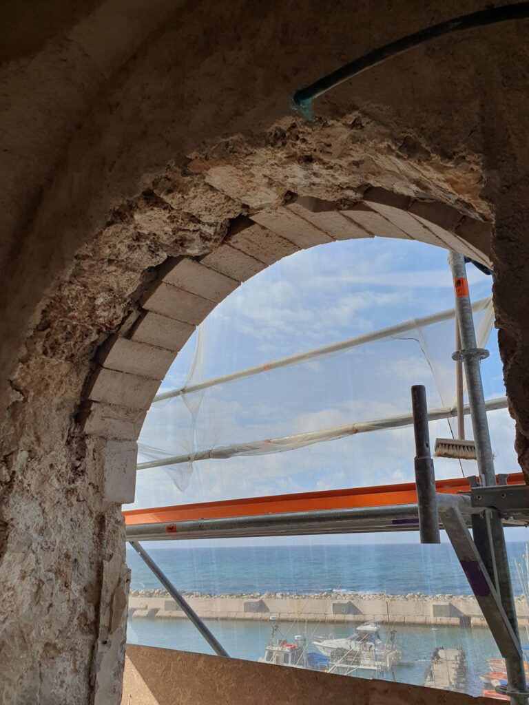 קשת חלון עם נוף לים יפו