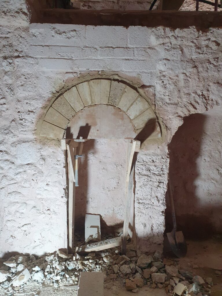 קשת אבן גמורה מעל פתח דלת