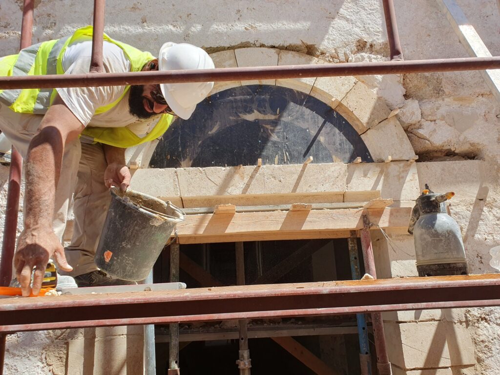 קשת אבן מותקנת ומוגמרת מעל חלון