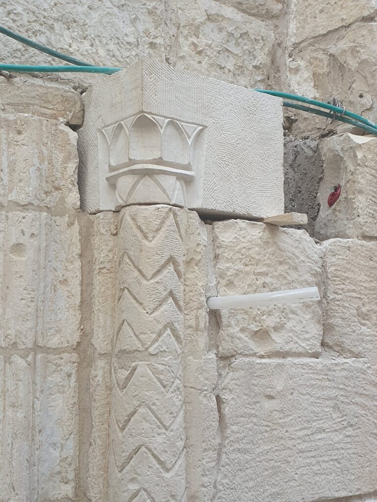כותרת עמוד מגולפת בדוגמת שברון