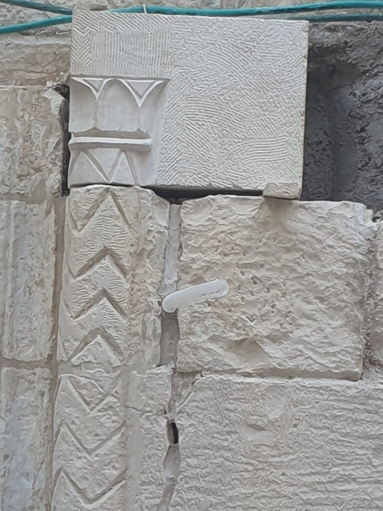 עמוד מצולע מגולף עם כותרת מעוטרת