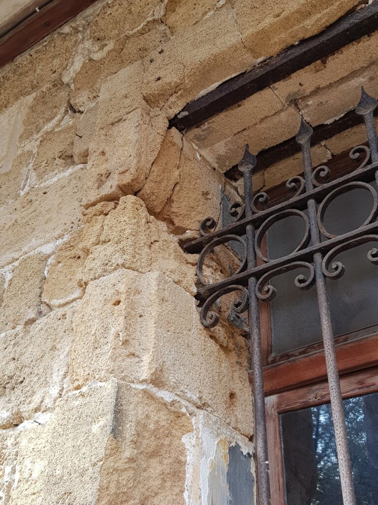עבודת מסגרות ברזל מעוטרת בפתח