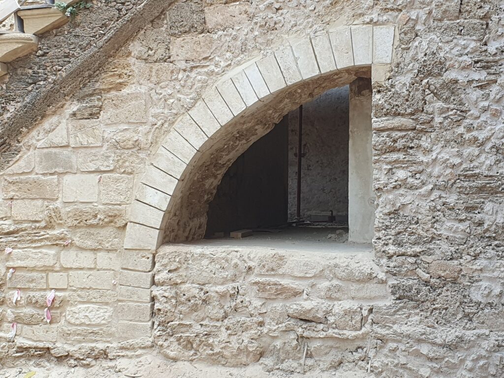 חלון קשתי קטן גמור בקיר אבן