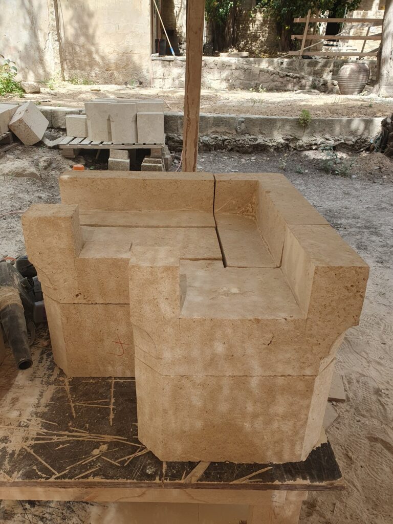 אלמנט אבן מגולף בצורה משושה
