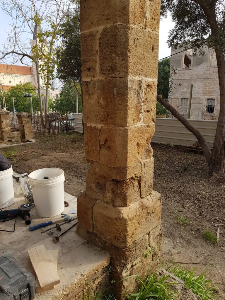 עמודי אבן בשיקום בגינת הבניין