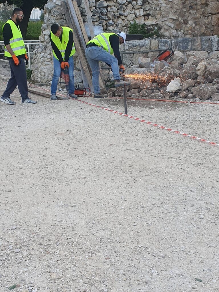 צוות פועלים בחצר הבניין