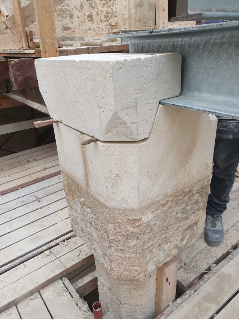 פועל מרכיב כותרת אבן מגולפת גדולה