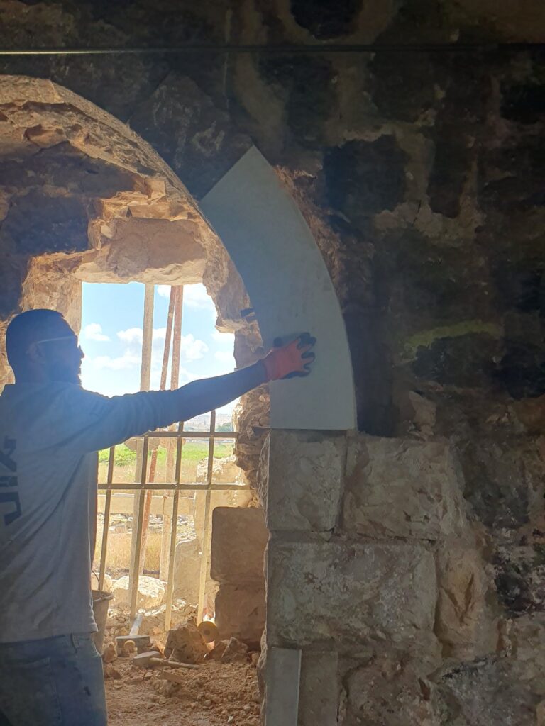 פועל מטייח קשת אבן מפיגום
