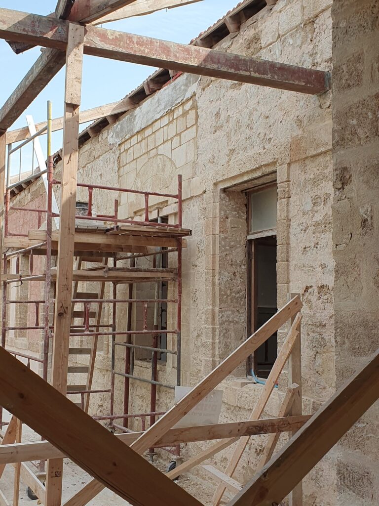 חזית מבנה עם פתח חלון קמור וגגון