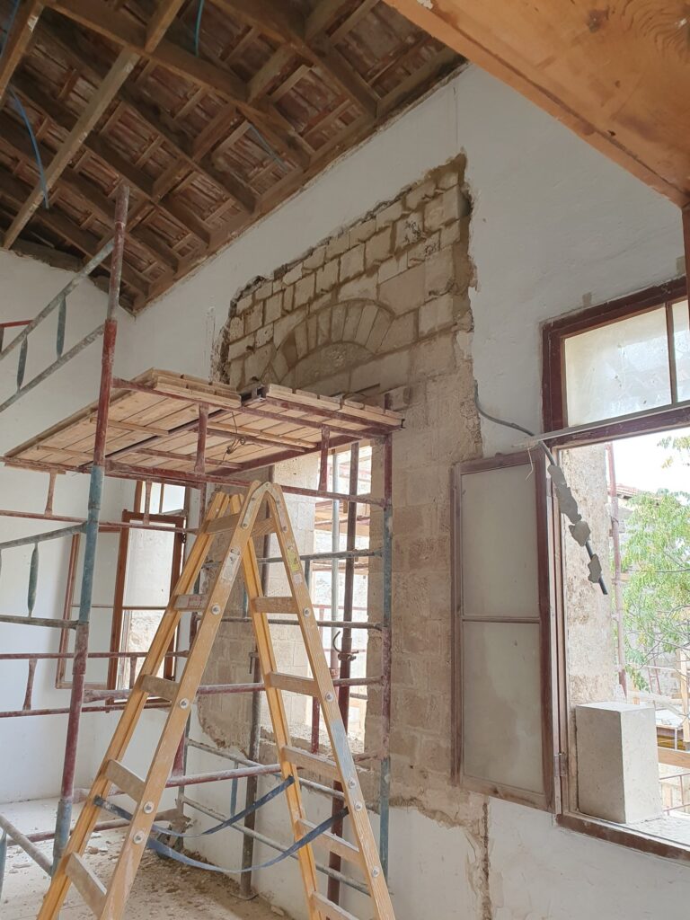 פתח חלון קמור בקיר אבן גזית - מבנה מיוחד