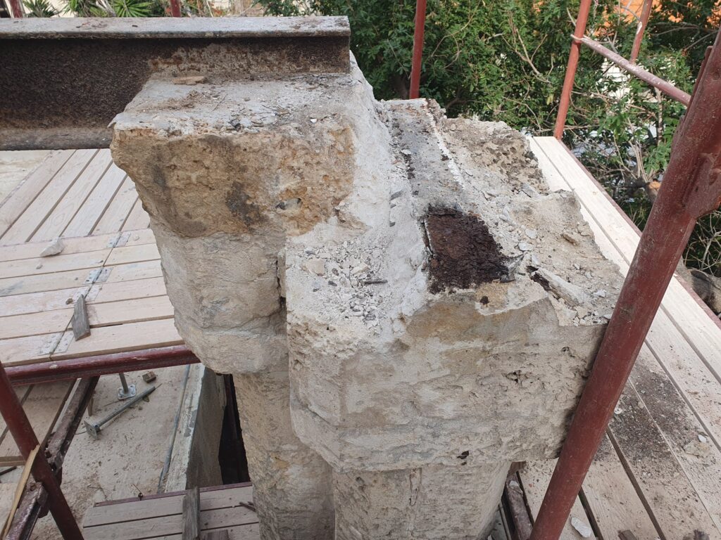 קשת אבן ממשיכה להיבנות