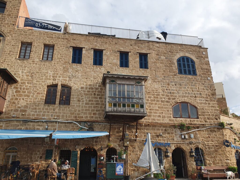 חזית בית אבן כורכר היסטורי בנמל יפו העתיקה, לאחר שימור