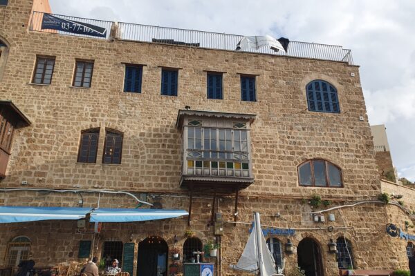 חזית בית אבן כורכר היסטורי בנמל יפו העתיקה, לאחר שימור