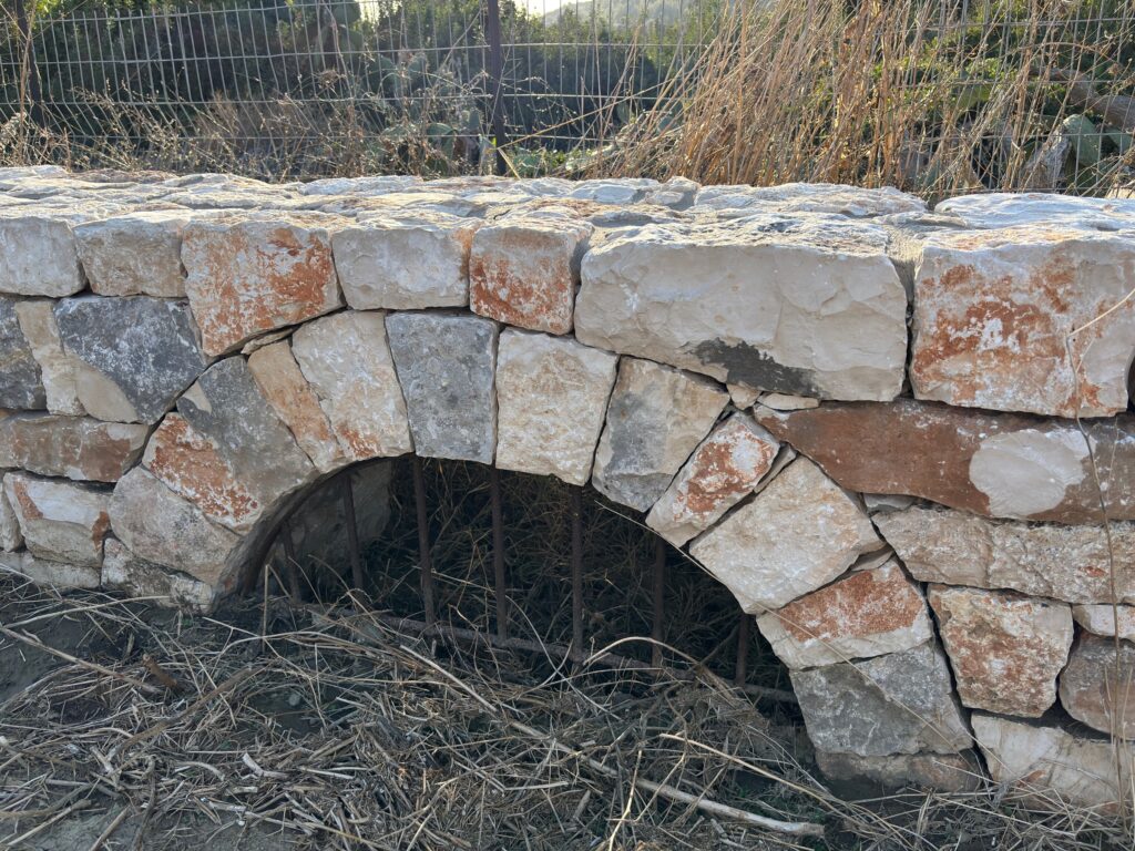 תקריב קשתות אבן בקיר התמך בבנייה יבשה
