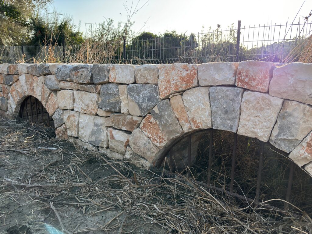 קשתות אבן מלוקטת באור אחר צהריים