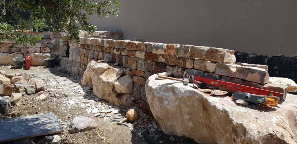 שורת קשתות אבן לאורך הקיר