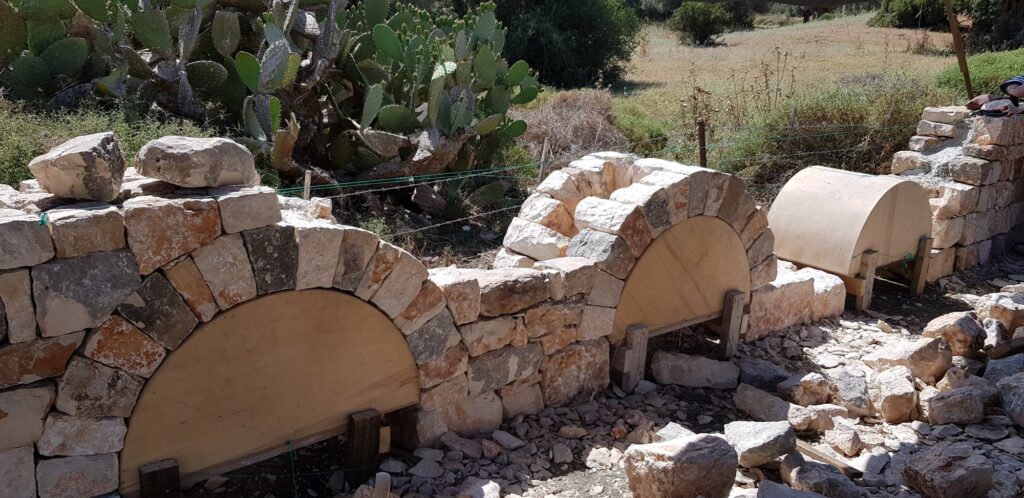 קשת אבן שלמה תחת שמיים בהירים
