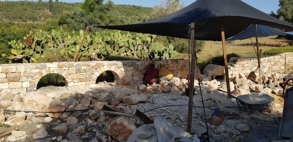 מבנה עם שתי קשתות אבן - תמונה רחבה