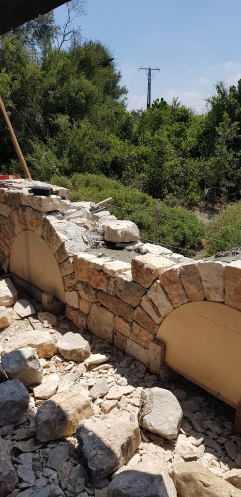 קשת אבן גמורה בקיר באור יום נאה