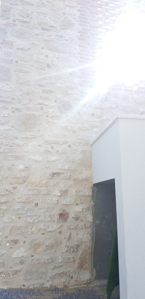 פתח קשת גמור בקיר האבן