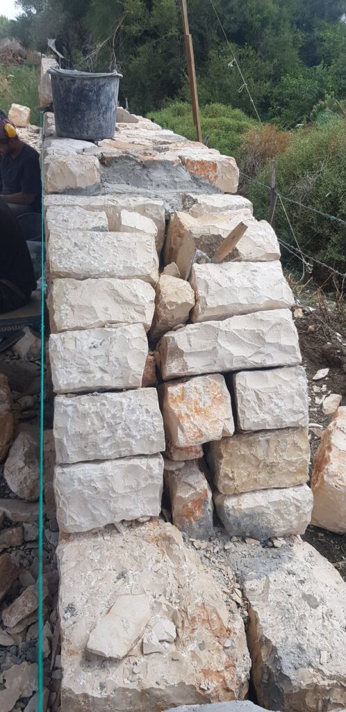 פינת אבן גזית מלוטשת בתקריב