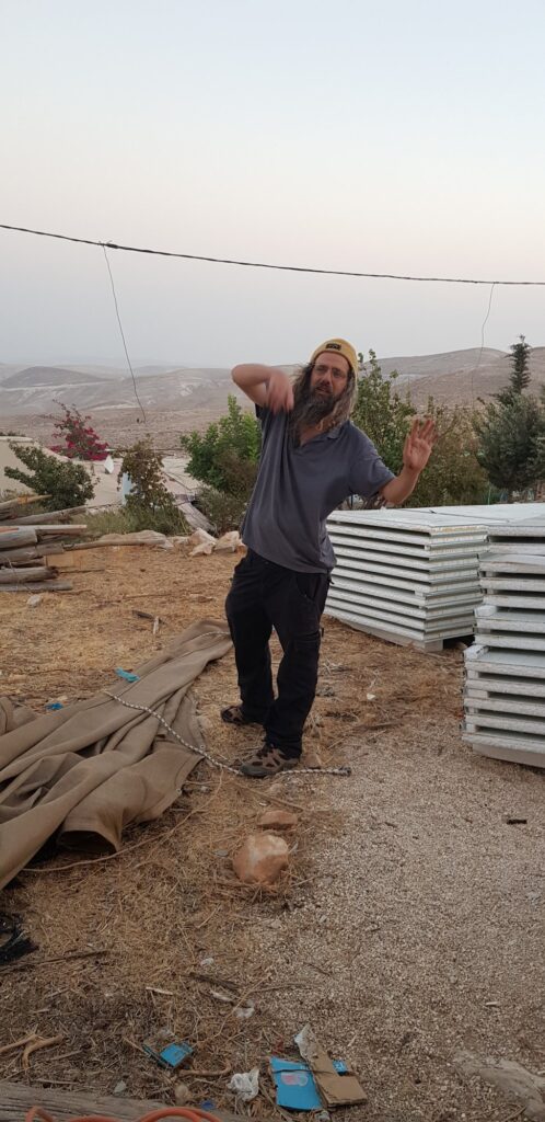 דובי ליד המבנה הגמור בשעת שקיעה
