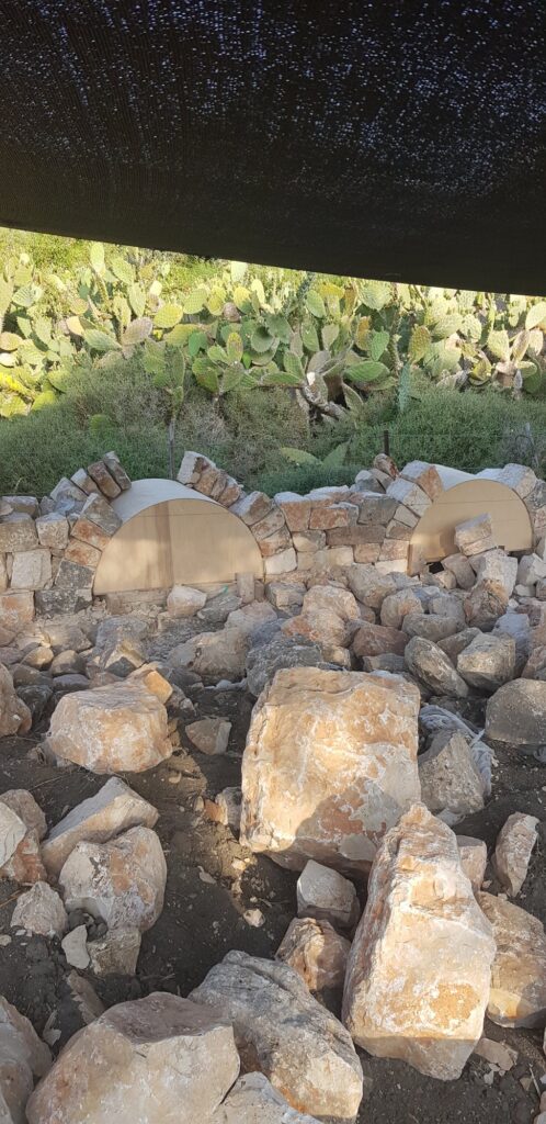 תבנית עץ לקשת מותקנת על הקיר