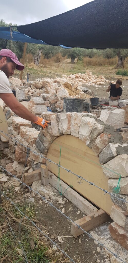הנחת אבנים על תבנית העץ של הקשת