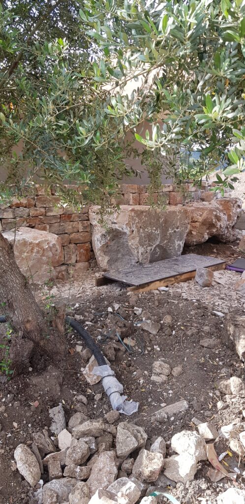 עבודה ליד מבנה הקשתות בהמשך הבנייה