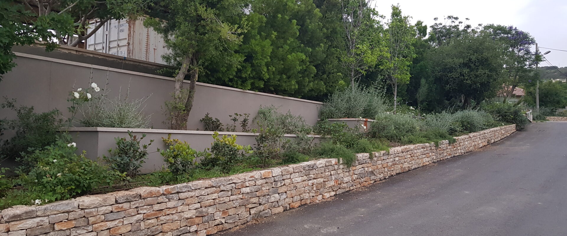 קיר אבן בבנייה יבשה תומך טרסות גינה לאורך דרך גישה, פרויקט כרם מהר"ל
