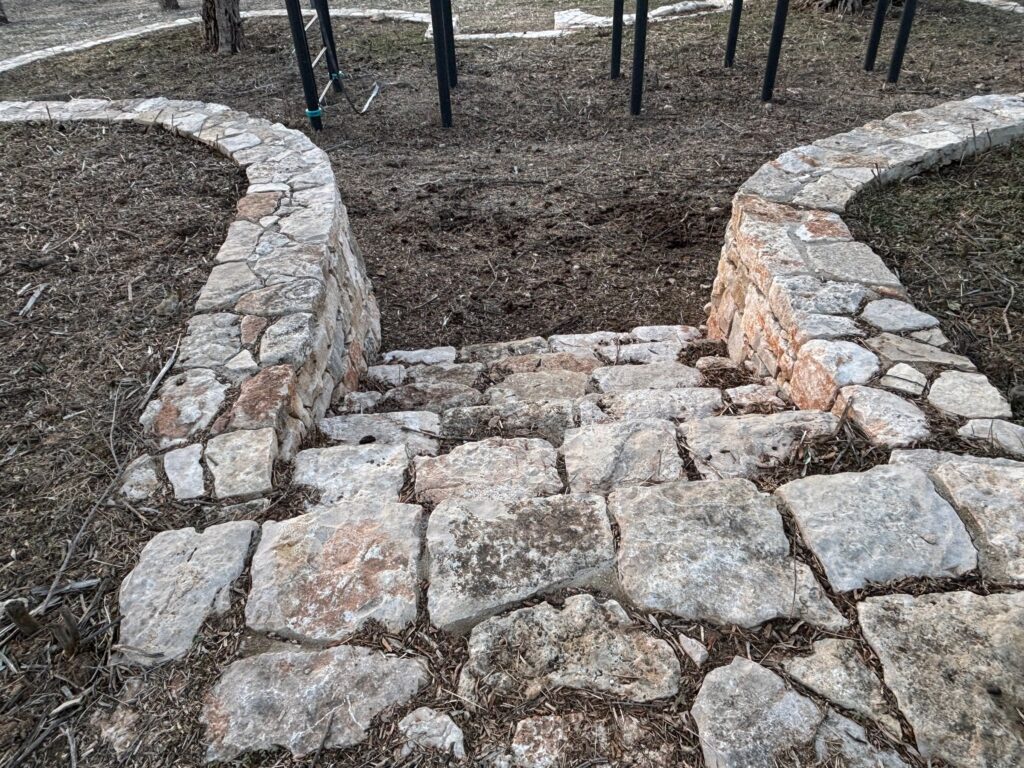 טרסת אבן מעוגלת עם מדרגות מלוקטות