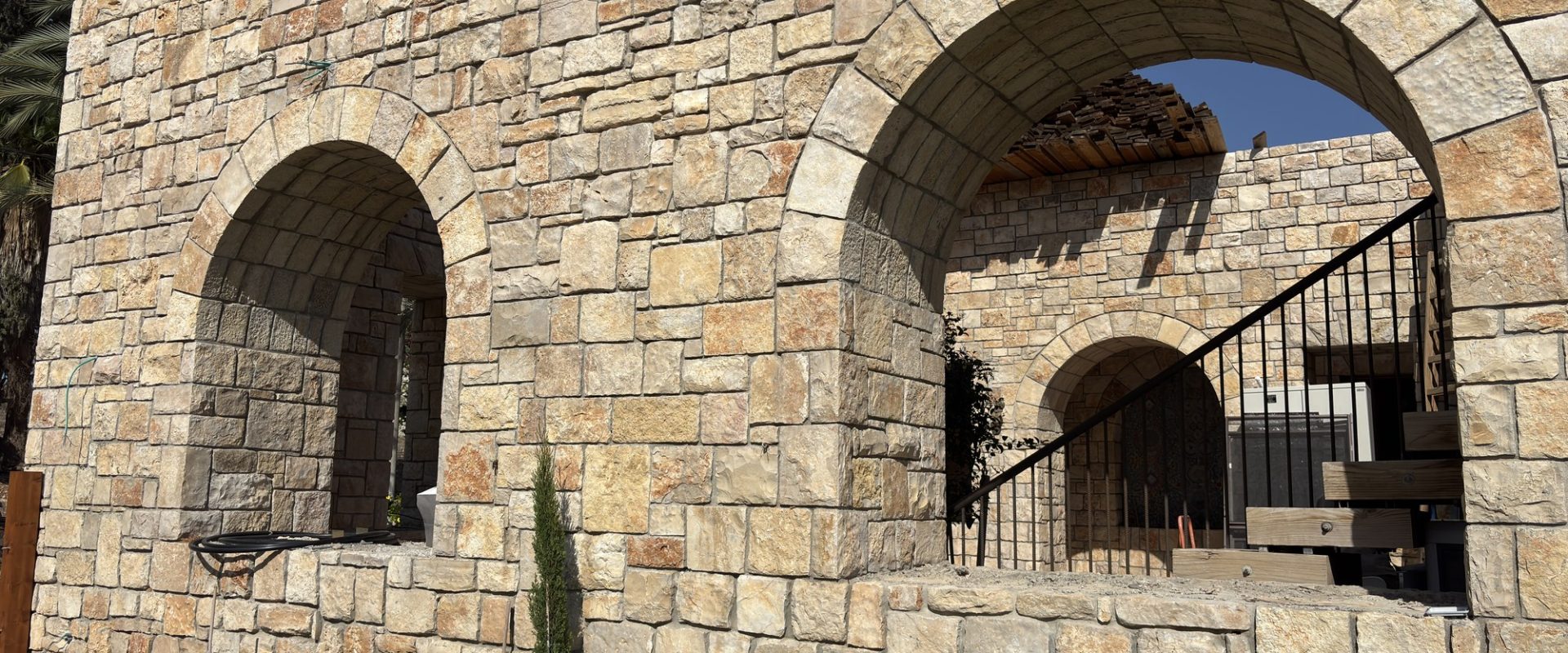 קיר אבן עם שני פתחי קשת וברוש – בית האבן במשמר איילון