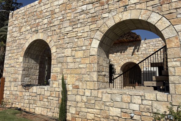 קיר אבן עם שני פתחי קשת וברוש – בית האבן במשמר איילון