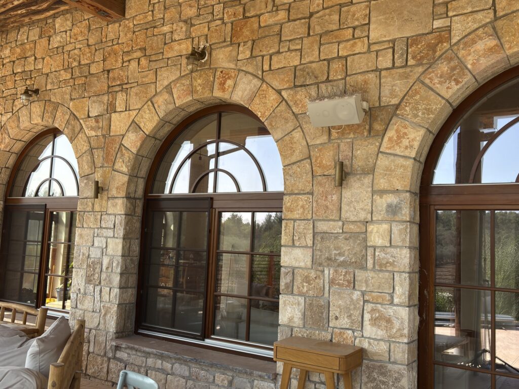 מרפסת מקושתת עם ריהוט ותקרת עץ – בית האבן במשמר איילון