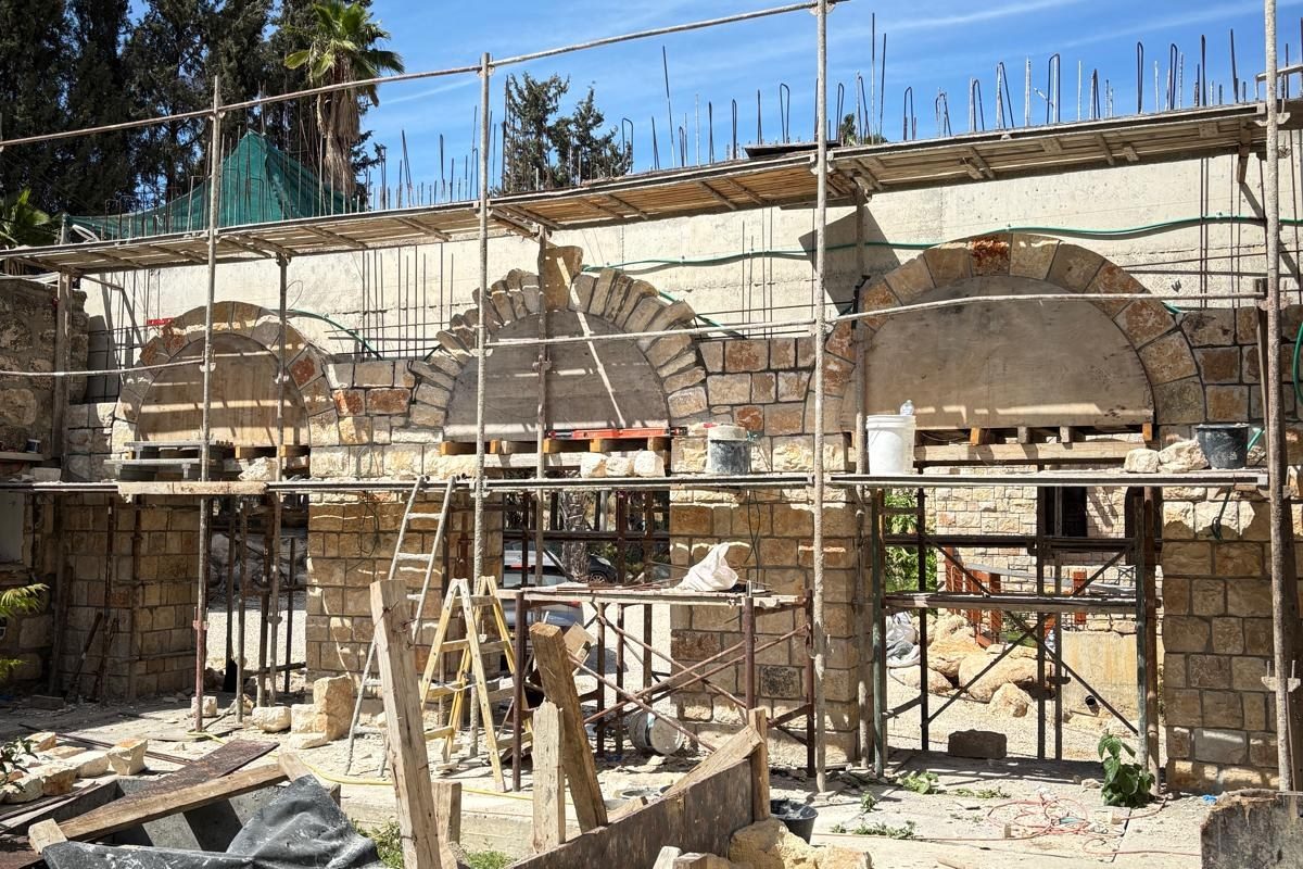 קשתות אבן בבנייה עם פיגומים ותבניות עץ — בית האבן במשמר איילון