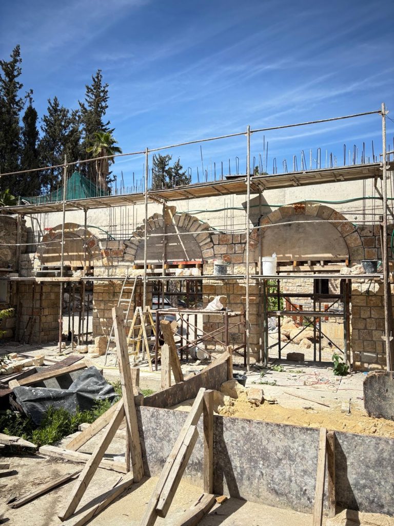 קשתות אבן בבנייה עם פיגומים ותבניות עץ — בית האבן במשמר איילון
