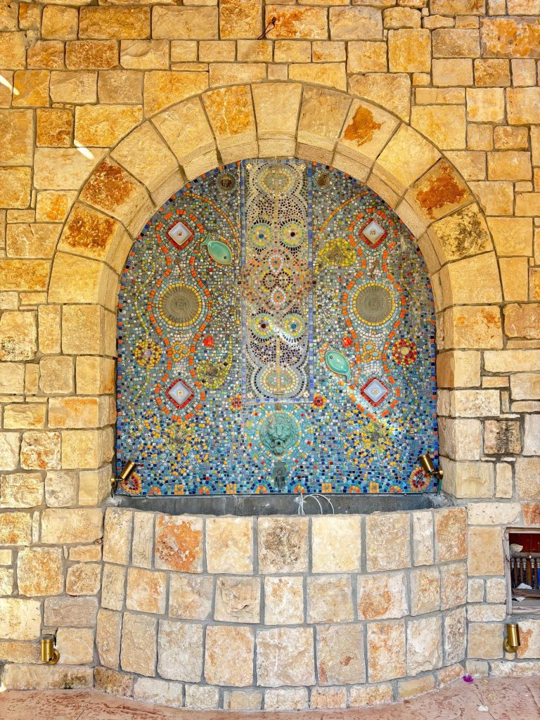 תקריב על גומחת הפסיפס בכניסת האבן — בית האבן במשמר איילון