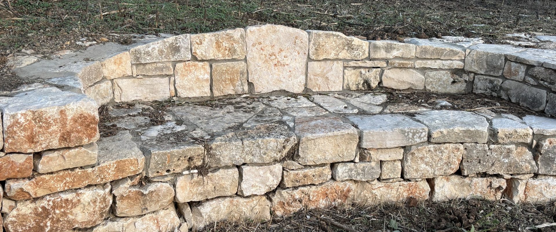 ספסל אבן בנוי בתוך קיר הטרסה – פרויקט הנוף בכרם הזיתים