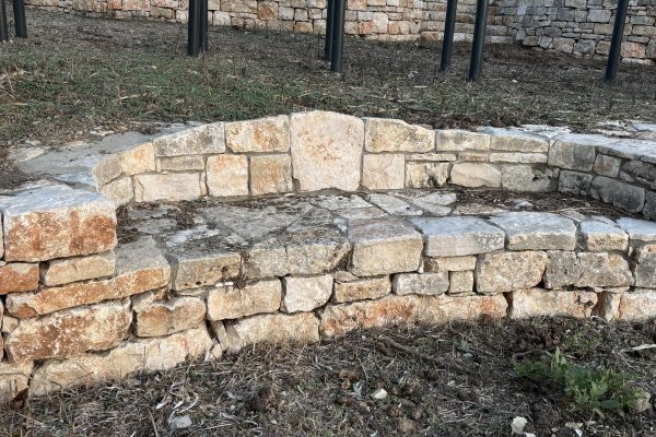 ספסל אבן בנוי בתוך קיר הטרסה – פרויקט הנוף בכרם הזיתים